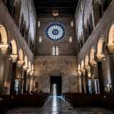 ...e dalla luce calda che filtra dall�enorme rosone